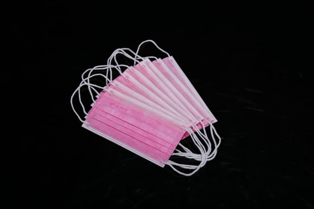 ابزارهای استریل دندانپزشکی روی سینی استیل